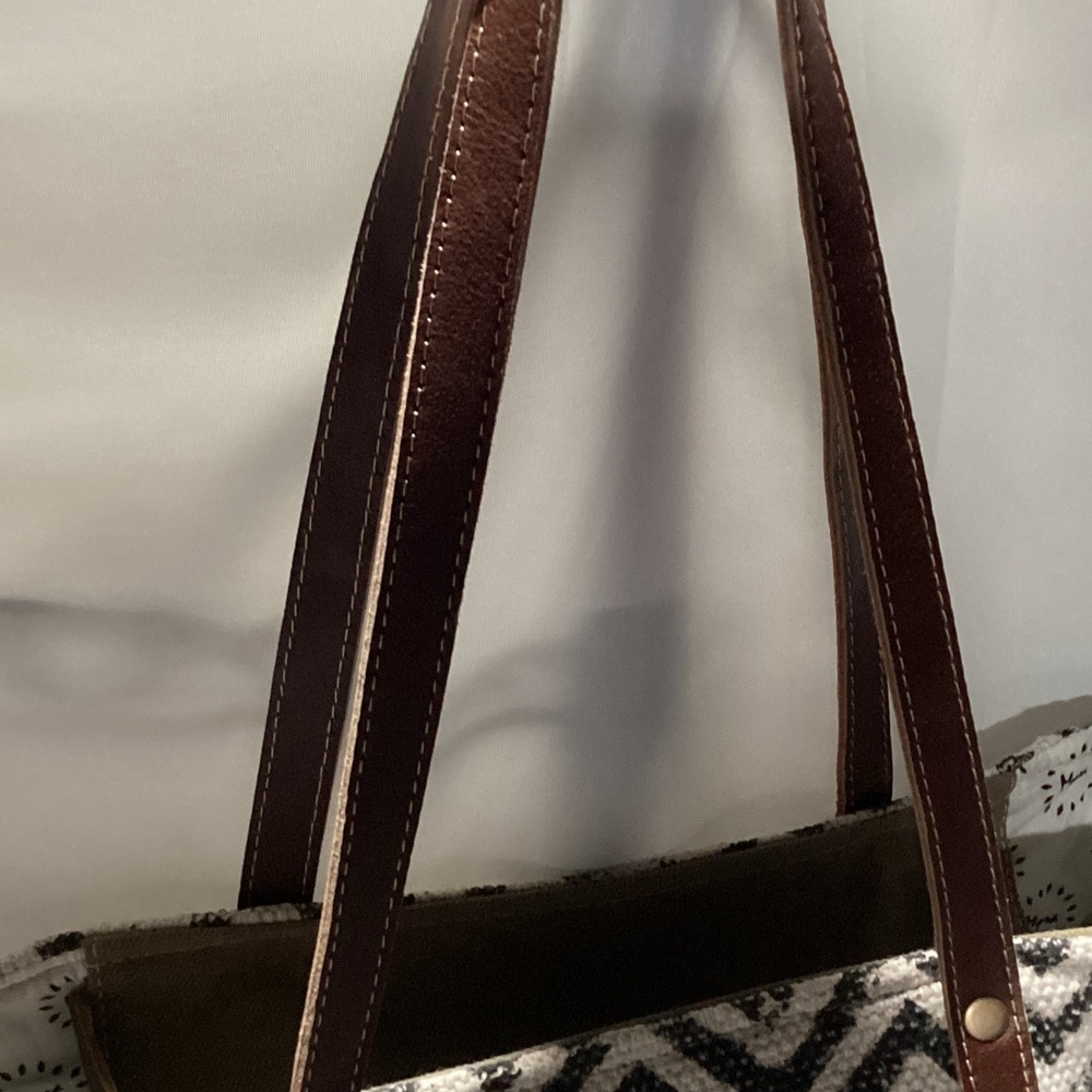 Myra‎ Chevron Patterned Tote Bag with Brown Straps - Picture 5 of 8